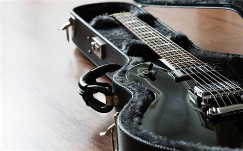 Do Electric Guitars Need Batteries? Exploring the Sonic Alchemy of Modern Music