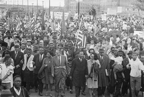  La Marcia su Selma; Una pietra miliare nella lotta per i diritti civili negli Stati Uniti, un evento epocale guidato dalla figura carismatica di Martin Luther King Jr.